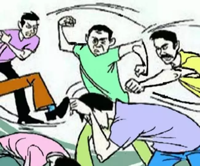अधिकारी का बेटा छत से बना रहा था मारपीट का वीडियो, उत्पादी उन्ही पर टूट पड़े अधिकारी का बेटा छत से बना रहा था मारपीट का वीडियो, उत्पादी उन्ही पर टूट पड़े