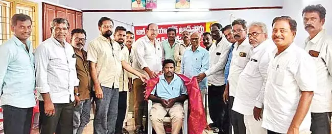 Andhra: गुंटूर के ऑटो चालक को डॉक्टरेट की उपाधि Andhra: गुंटूर के ऑटो चालक को डॉक्टरेट की उपाधि