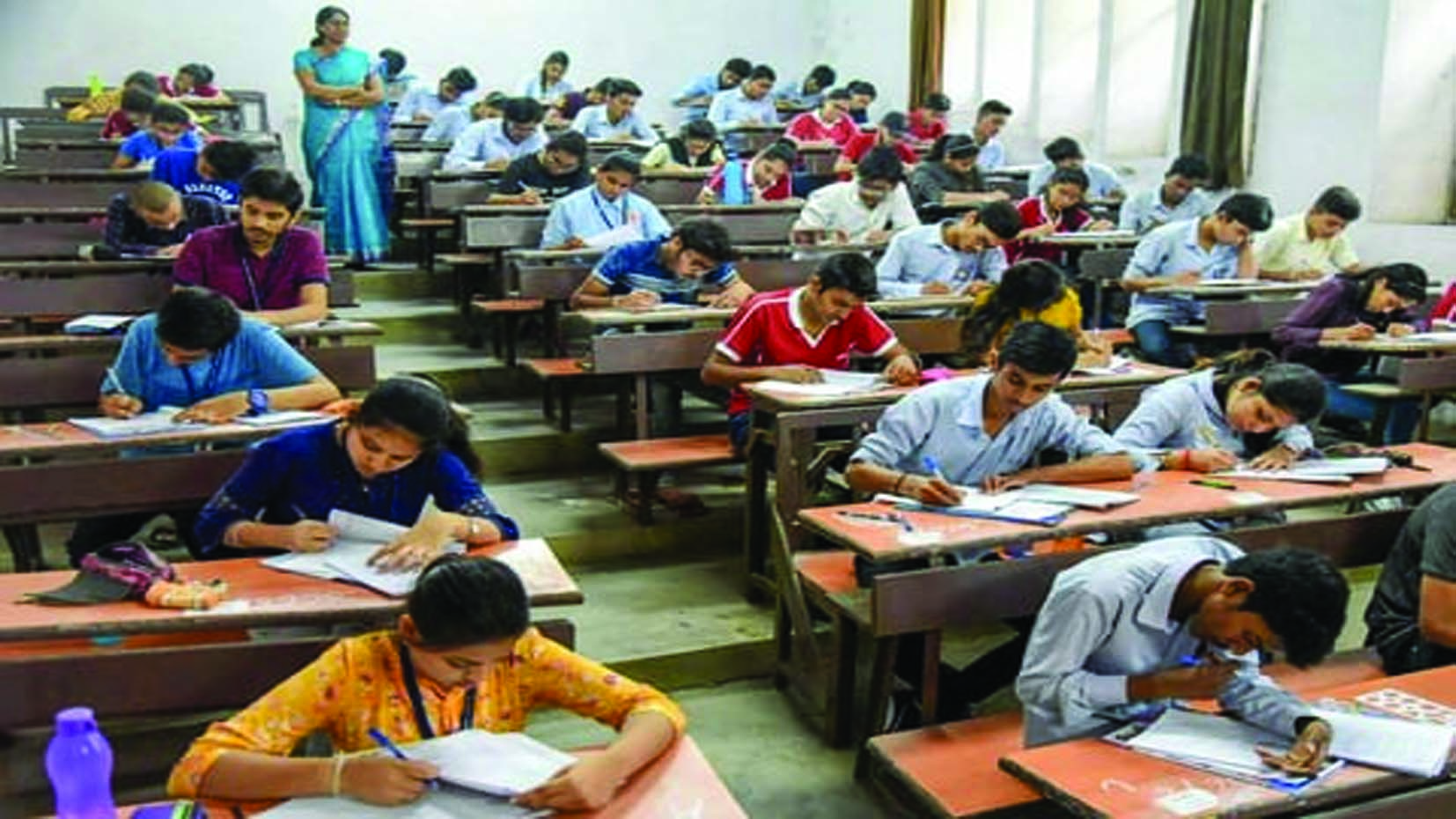 सीईटी परीक्षा से पहले पवित्र धागा उतारने पर ब्राह्मण महासभा ने पुलिस में शिकायत कराई दर्ज सीईटी परीक्षा से पहले पवित्र धागा उतारने पर ब्राह्मण महासभा ने पुलिस में शिकायत कराई दर्ज