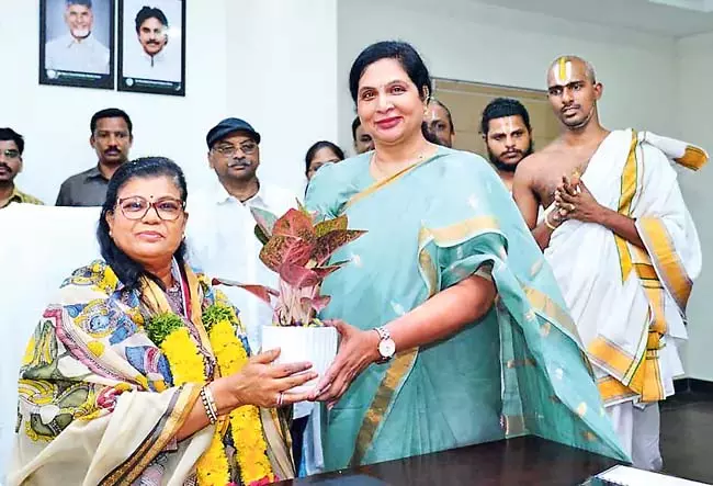 सुचित्रा एला ने हथकरघा और हस्तशिल्प क्षेत्र के लिए सलाहकार का दायित्व संभाला सुचित्रा एला ने हथकरघा और हस्तशिल्प क्षेत्र के लिए सलाहकार का दायित्व संभाला