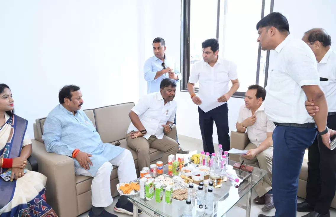 वन मंत्री कश्यप ने किया केन्द्रीय प्रसंस्करण इकाई का निरीक्षण वन मंत्री कश्यप ने किया केन्द्रीय प्रसंस्करण इकाई का निरीक्षण