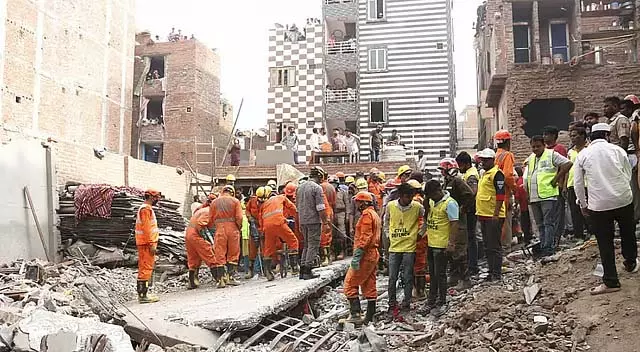 दिल्ली में इमारत ढहने से मरने वालों की संख्या 11 हुई दिल्ली में इमारत ढहने से मरने वालों की संख्या 11 हुई