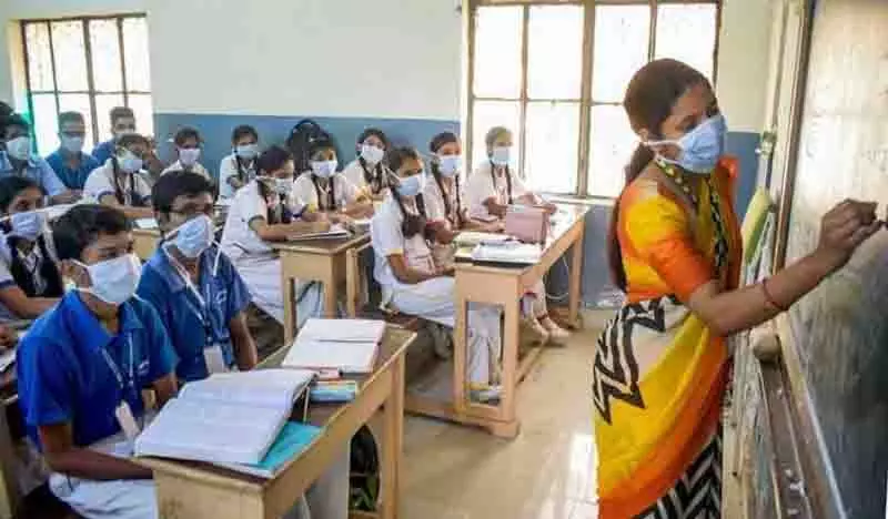 Himachal में महिला शिक्षक स्कूल में पैंट, शर्ट और साड़ी पहन सकेंगी Himachal में महिला शिक्षक स्कूल में पैंट, शर्ट और साड़ी पहन सकेंगी