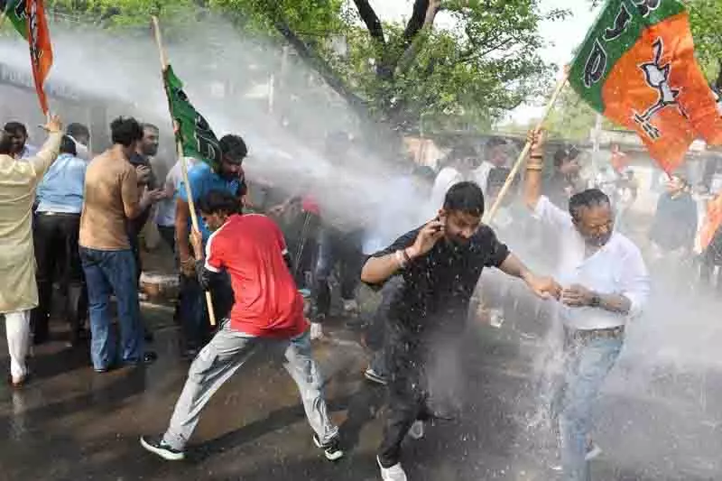 नेशनल हेराल्ड मामले में BJP मोर्चा ने कांग्रेस के खिलाफ किया प्रदर्शन नेशनल हेराल्ड मामले में BJP मोर्चा ने कांग्रेस के खिलाफ किया प्रदर्शन