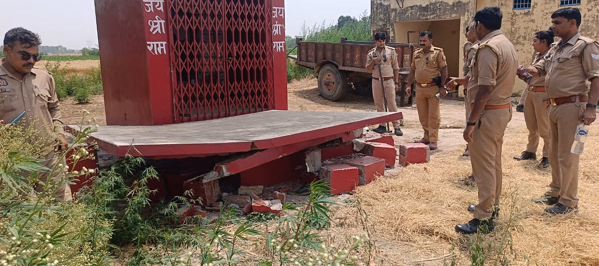 Auraiya: ट्रैक्टर की टक्कर से गिरी मंदिर की छत, तीन बच्चों की मौत Auraiya: ट्रैक्टर की टक्कर से गिरी मंदिर की छत, तीन बच्चों की मौत