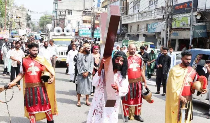 Jammu: ईसाइयों ने गुड फ्राइडे पर जुलूस निकाला, विशेष प्रार्थना की Jammu: ईसाइयों ने गुड फ्राइडे पर जुलूस निकाला, विशेष प्रार्थना की