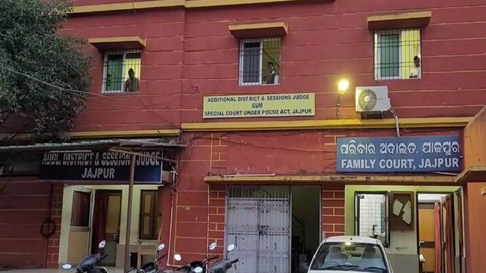 गर्भवती नाबालिग बेटी की हत्या के लिए माता-पिता को आजीवन कारावास की सजा सुनाई गर्भवती नाबालिग बेटी की हत्या के लिए माता-पिता को आजीवन कारावास की सजा सुनाई