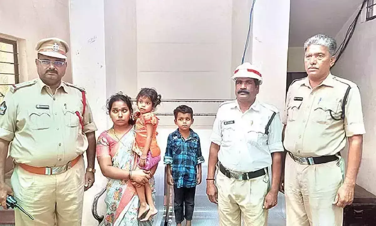 Tirumala में पुलिस की त्वरित कार्रवाई से कार में फंसे दो बच्चों को बचाया गया Tirumala में पुलिस की त्वरित कार्रवाई से कार में फंसे दो बच्चों को बचाया गया