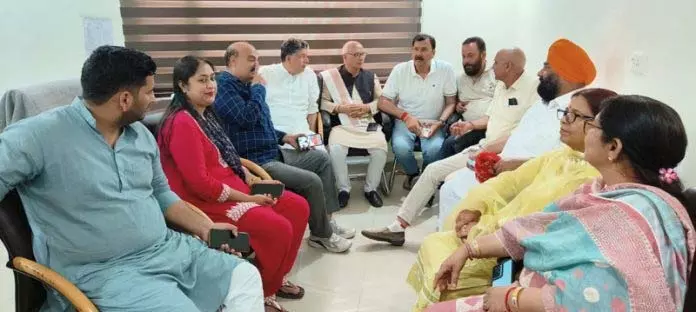MLA अरविंद ने विकास के मुद्दों पर पूर्व पार्षदों के साथ की बैठक MLA अरविंद ने विकास के मुद्दों पर पूर्व पार्षदों के साथ की बैठक