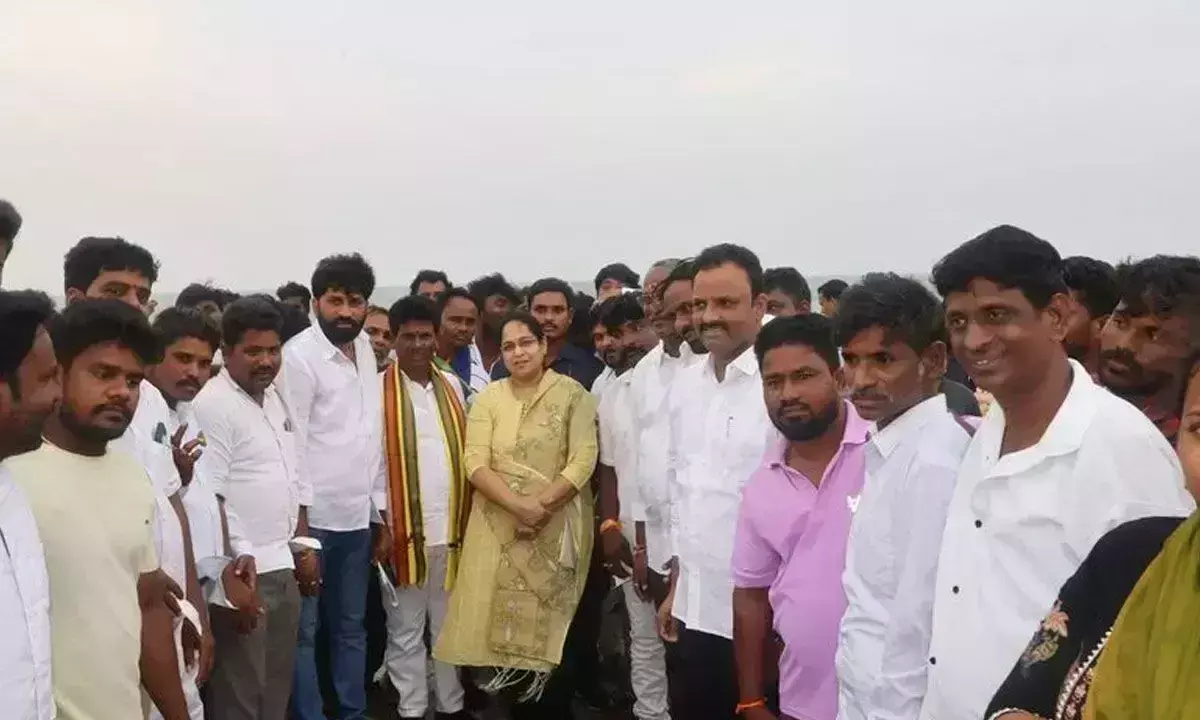 Andhra: विधायक माधवी ने समुद्र तटीय गांवों का दौरा किया Andhra: विधायक माधवी ने समुद्र तटीय गांवों का दौरा किया