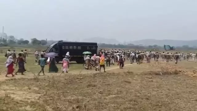 Rourkela में रेल ट्रैक निर्माण को लेकर पुलिस-ग्रामीणों में झड़प Rourkela में रेल ट्रैक निर्माण को लेकर पुलिस-ग्रामीणों में झड़प