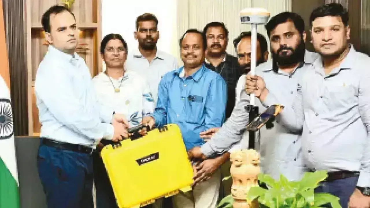 डीसी ने सर्वेक्षण अधिकारी को डीजीपीएस डिवाइस सौंपी