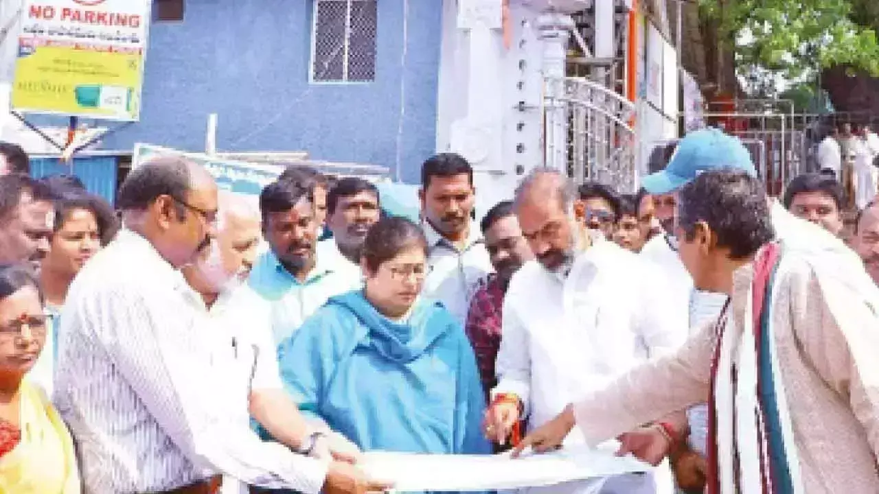 बंदोबस्ती प्रमुख सचिव ने वेमुलावाड़ा मंदिर का निरीक्षण किया