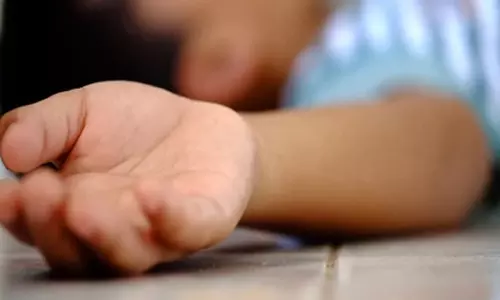 फ्लैट की बालकनी से गिरा मासूम, मौत होने से माता-पिता सदमे में