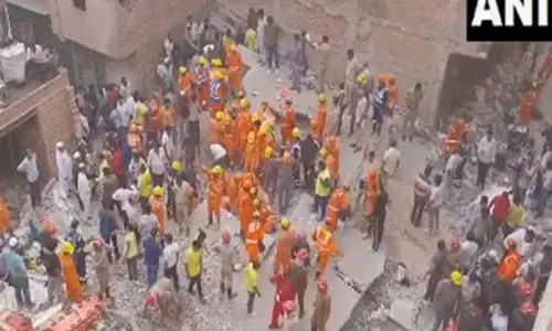 Delhi : इमारत ढहने से चार लोगों की मौत, 14 को बचाया गया