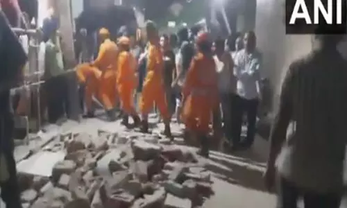 Delhi के मुस्तफाबाद में इमारत ढह गई, कई लोगों के फंसे होने की आशंका