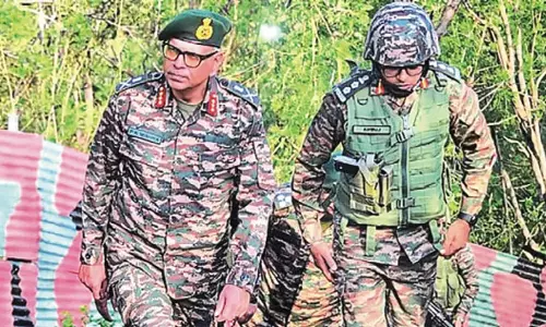 GOC व्हाइट नाइट कोर ने एलओसी पर सुरक्षा स्थिति की समीक्षा की GOC व्हाइट नाइट कोर ने एलओसी पर सुरक्षा स्थिति की समीक्षा की