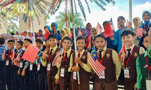 चीन और मलेशिया ने संयुक्त रूप से स्वर्णिम 50 वर्ष के लिए नया खाका तैयार किया चीन और मलेशिया ने संयुक्त रूप से स्वर्णिम 50 वर्ष के लिए नया खाका तैयार किया