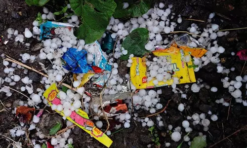 Jammu-Kashmir: तेज हवाओं और ओलावृष्टि से तबाही Jammu-Kashmir: तेज हवाओं और ओलावृष्टि से तबाही