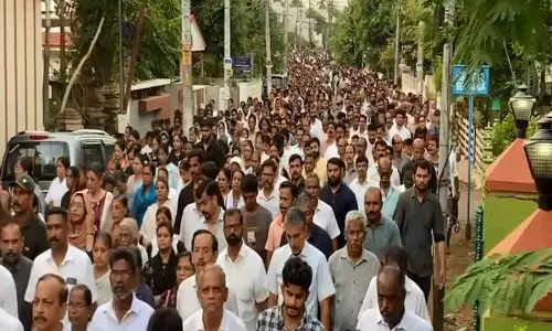 Kerala: गुड फ्राइडे पर ओल्लूर में वे ऑफ द क्रॉस जुलूस में 5,000 से अधिक श्रद्धालु शामिल हुए