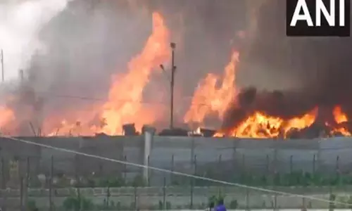 Prayagraj में टेंट हाउस के गोदाम में लगी आग