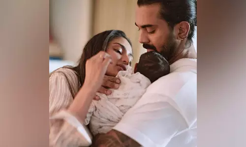 अथिया शेट्टी और KL Rahul ने अपनी बेटी का पहली प्यारी तस्वीर में शेयर किया अथिया शेट्टी और KL Rahul ने अपनी बेटी का पहली प्यारी तस्वीर में शेयर किया