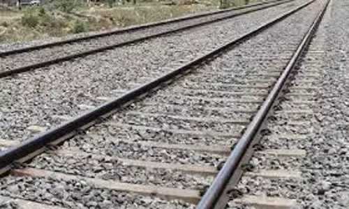 Bihar: रेलवे लाइन पर रील्स बना रहे दो युवकों की ट्रेन से कटने से मौत Bihar: रेलवे लाइन पर रील्स बना रहे दो युवकों की ट्रेन से कटने से मौत