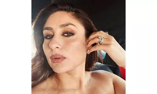 Kareena Kapoor की सेल्फ़ी के प्रति दीवानगी देखिए