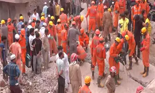 Delhi के मुस्तफ़ाबाद में इमारत ढहने के बाद बचाव अभियान जारी