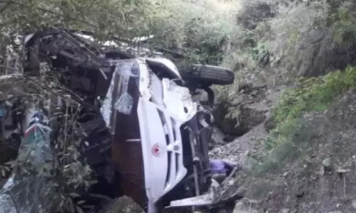 Dehradun: विवाह समारोह से लौटते समय कार खाई में गिरी, पांच की मौत