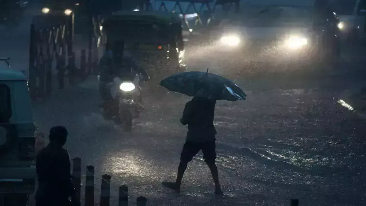 Moradabad में मौसम का कहर, तेज आंधी और बारिश से मचा हड़कंप Moradabad में मौसम का कहर, तेज आंधी और बारिश से मचा हड़कंप