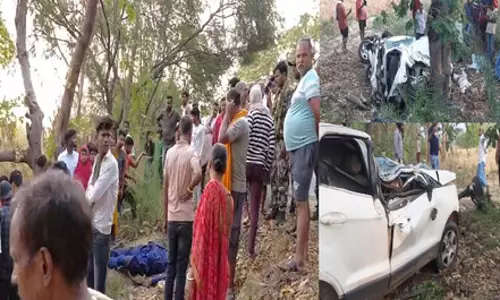 सड़क हादसा: पेड़ से टकराई कार, तीन युवकों ने मौके पर ही तोड़ा दम, एक की हालत गंभीर