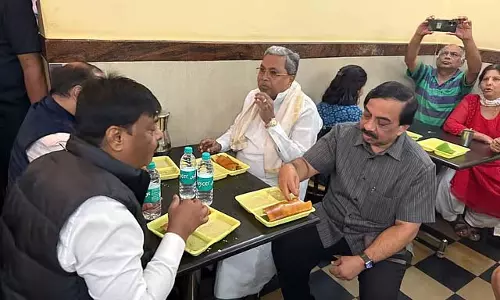 CM ने CTR में मसाला डोसा चखा और चिन्नास्वामी स्टेडियम में RCB का मैच देखा