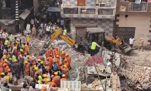North-East Delhi: इमारत ढहने से 4 की मौत, कई के फंसे होने की आशंका