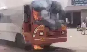 Mahoba: भीषण गर्मी के चलते खड़ी बस में लगी आग Mahoba: भीषण गर्मी के चलते खड़ी बस में लगी आग