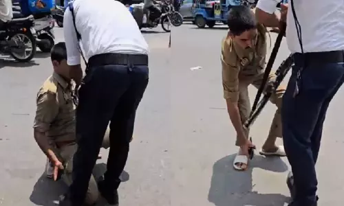 Bijnor: नशे की हालत में सड़क पर लड़खड़ाया सिपाही, ट्रैफिक पुलिस ने की मदद Bijnor: नशे की हालत में सड़क पर लड़खड़ाया सिपाही, ट्रैफिक पुलिस ने की मदद