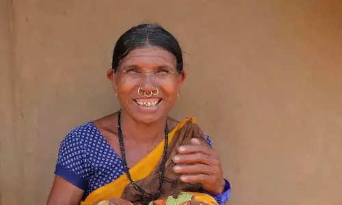 पवन ने ASR जिले के आदिवासियों को जूते वितरित किए