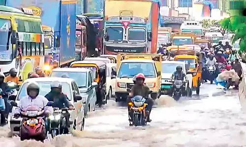 कटक, ढेंकनाल, बालेश्वर इलाकों में शुक्रवार सुबह मूसलाधार बारिश हुई