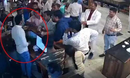 लग्जरी होटल मारपीट LIVE वीडियो...खराब गुलाब जामुन के बाद बिगड़ी बात लग्जरी होटल मारपीट LIVE वीडियो...खराब गुलाब जामुन के बाद बिगड़ी बात