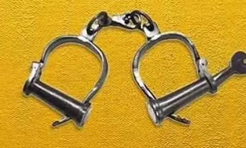 पैसे और गहनों के लिए स्कूली छात्र का अपहरण: 4 गिरफ्तार पैसे और गहनों के लिए स्कूली छात्र का अपहरण: 4 गिरफ्तार