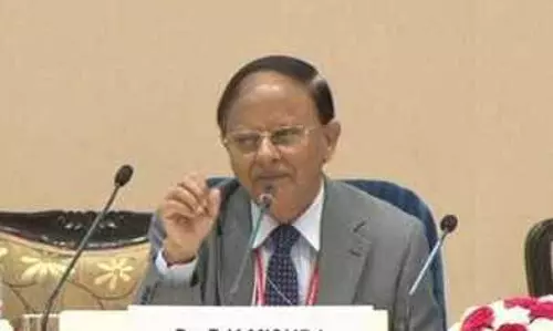 Odisha: रनवे में दरार से पीएम सचिव पीके मिश्रा का विमान डायवर्ट Odisha: रनवे में दरार से पीएम सचिव पीके मिश्रा का विमान डायवर्ट