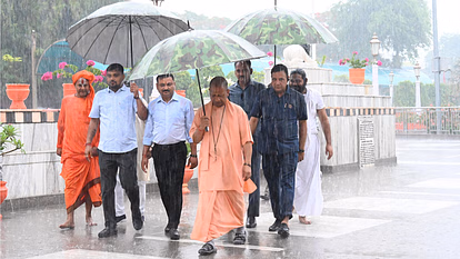 Gorakhpur: जनता की सेवा में बारिश भी नहीं रोक सकी सीएम योगी को