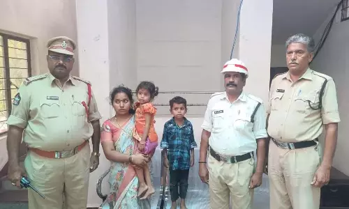 Tirumala ट्रैफिक पुलिस ने बंद कार में फंसे बच्चों को बचाया