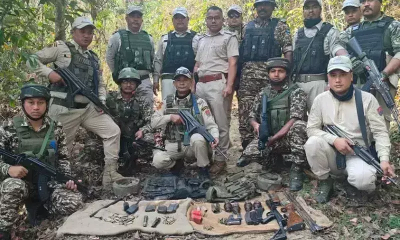 Manipur: संयुक्त सुरक्षा बलों ने इंफाल पश्चिम में हथियार और गोला-बारूद बरामद किया Manipur: संयुक्त सुरक्षा बलों ने इंफाल पश्चिम में हथियार और गोला-बारूद बरामद किया