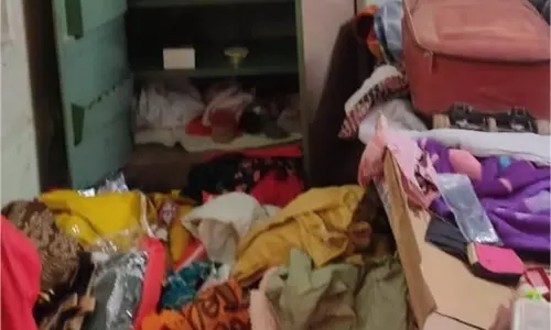 MP News: छत पर सो रहा था परिवार, खिड़की तोड़कर अंदर घुसे चोर और चुरा ले गए सोना-चांदी और नकदी MP News: छत पर सो रहा था परिवार, खिड़की तोड़कर अंदर घुसे चोर और चुरा ले गए सोना-चांदी और नकदी