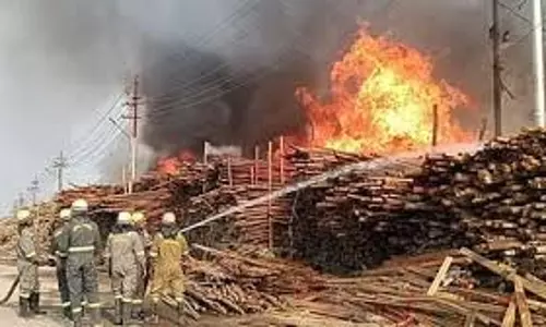 Prayagraj: टेंट हाउस के गोदाम में लगी भीषण आग