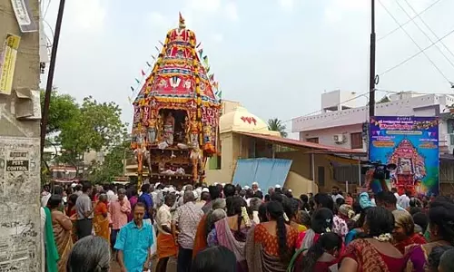 Tamil Nadu : तिरुवल्लिकेनी में पार्थसारथी पेरुमल मंदिर में रथ जुलूस