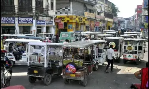 UP में अवैध ई-रिक्शा पर बड़ी कार्रवाई, हजारों वाहन जब्त UP में अवैध ई-रिक्शा पर बड़ी कार्रवाई, हजारों वाहन जब्त