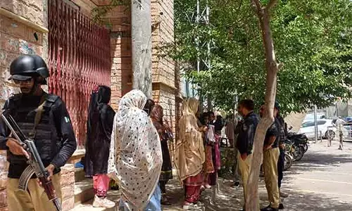 Pakistani सरकार ने क्वेटा प्रेस क्लब के बाहर विरोध शिविर को बाधित किया Pakistani सरकार ने क्वेटा प्रेस क्लब के बाहर विरोध शिविर को बाधित किया