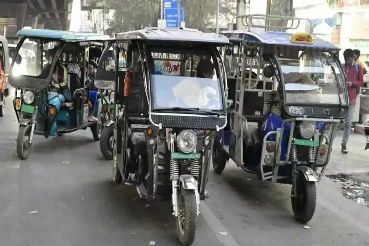 Lucknow: यातायात सुधार को लेकर प्रशासन सक्रिय, ई-रिक्शा चालकों पर बड़ी कार्रवाई Lucknow: यातायात सुधार को लेकर प्रशासन सक्रिय, ई-रिक्शा चालकों पर बड़ी कार्रवाई